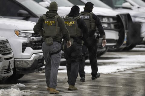 ICE habría incumplido orden judicial sobre cómo realizan arrestos en DC, según jueza