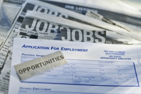 EEUU sumó 115,000 empleos en abril mientras la economía siente el impacto de la guerra con Irán