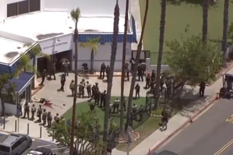 Dos sospechosos y tres víctimas fallecen tras un tiroteo en una mezquita de San Diego