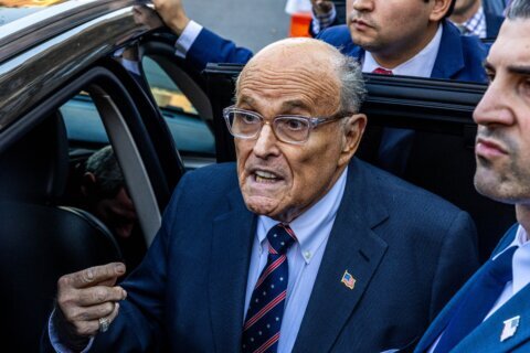 Rudy Giuliani se recupera de una neumonía y ya respira por sí mismo, informó su portavoz
