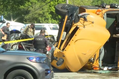 Accidente entre un autobus escolar y dos vehículos deja a hombre muerto en la Ruta 210