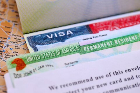 La nueva medida de Trump sobre “green cards” deja muchas dudas. Esto es lo que aconsejan abogados