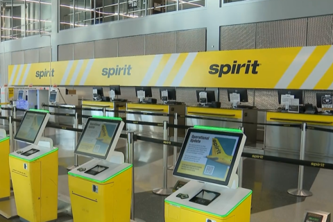 Spirit Airlines atribuye su caída al aumento en precios de gasolina, según documentos judiciales