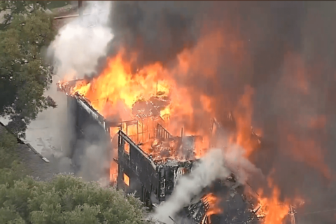 Al menos tres muertos tras explosión de gas e incendio en edificio residencial de Dallas