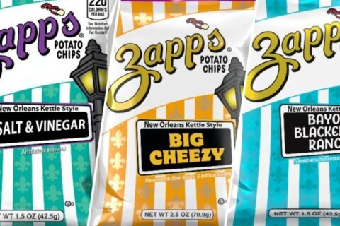 Retiran del mercado dos marcas de populares papitas fritas por posible salmonela