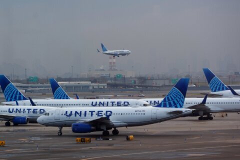 Pasajero de United Airlines habría intentado entrar a la cabina de piloto tras agredir a tripulante