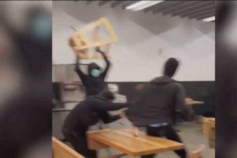 En video: adolescentes se golpean y lanzan sillas en Chipotle de Navy Yard