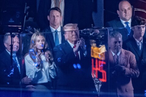 Abuchean a Donald Trump en el Madison Square Garden durante el himno nacional