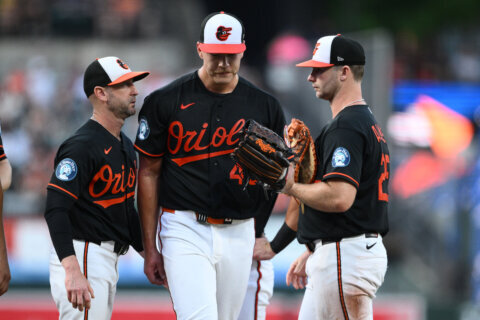 White Sox score 7 runs before making an out in the 3rd, pound the Orioles 9-3