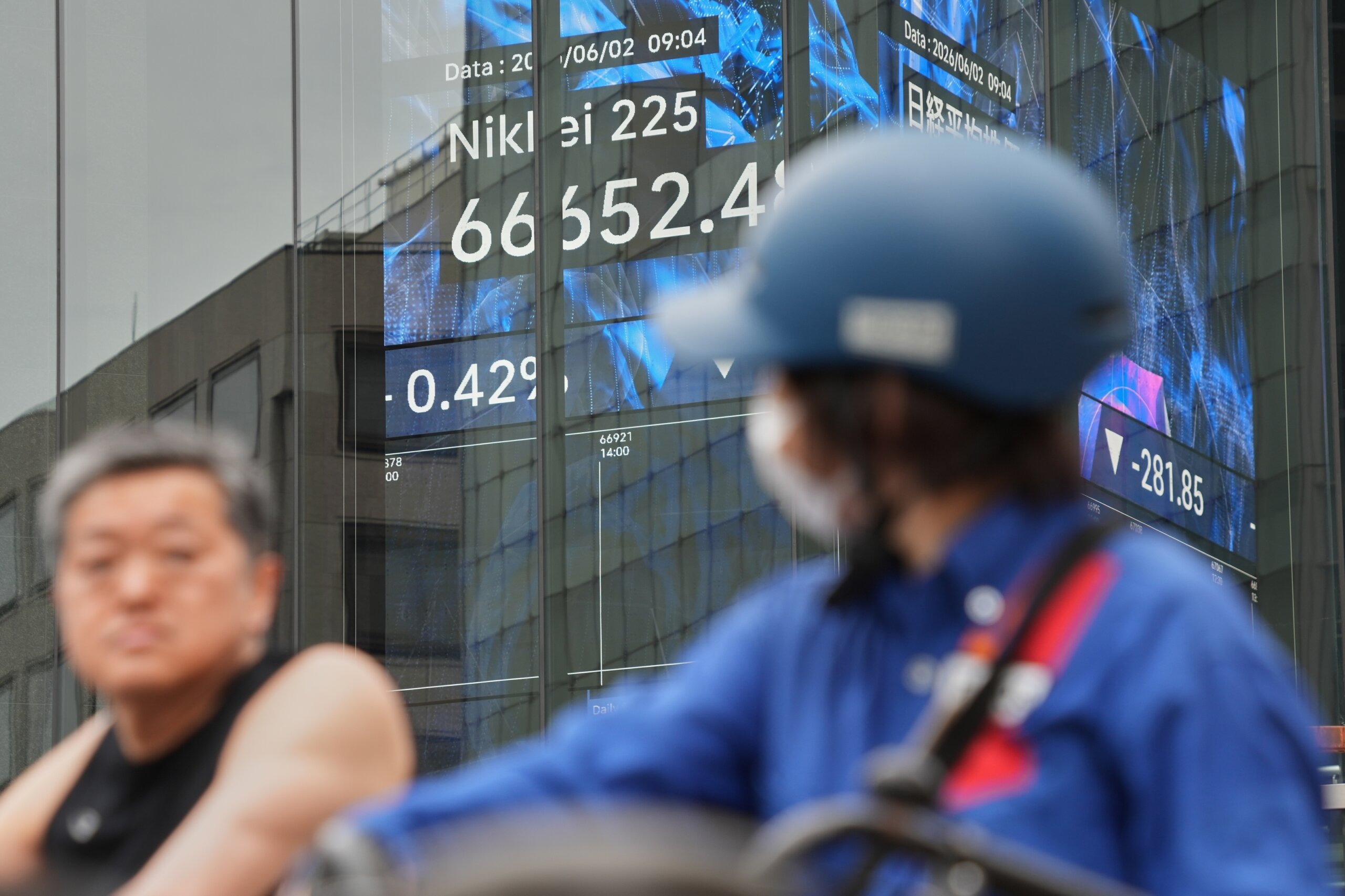 Oil prices climb back toward $100, but US stocks hang near their records