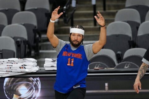 Wemby misses at the end, Knicks beat Spurs 105-104 for 2-0 lead in NBA Finals