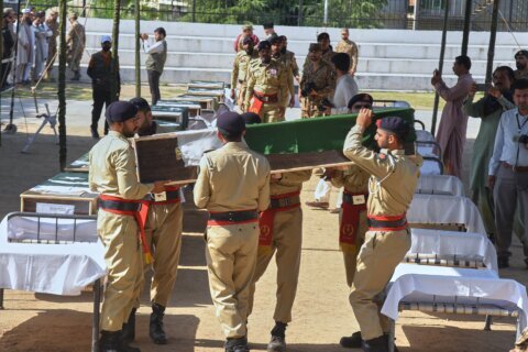 A mass funeral is held for 22 Pakistani soldiers who died in a helicopter crash in Kashmir