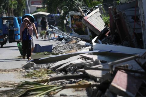 Philippine town seeks immediate airlift of food to ease hunger in quake-hit villages