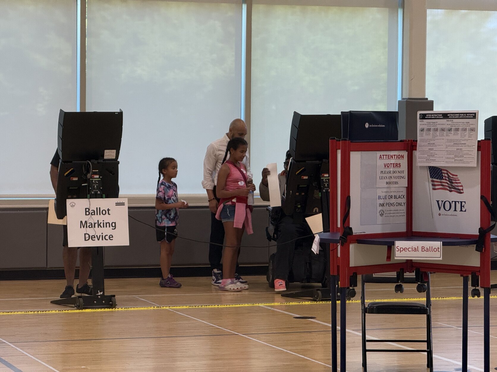 DC polling place with Robert White voting with his daughters