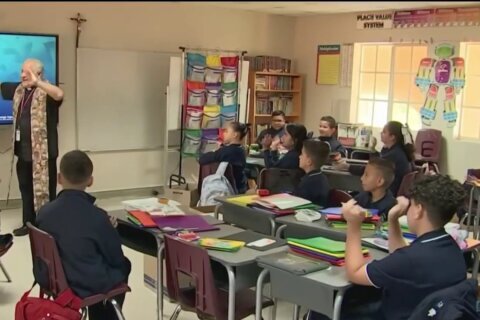 ¿Hacia la educación privada? Impulsan becas para que alumnos dejen escuelas públicas