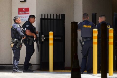 Sospechoso que tomó rehenes en edificio de California abatido por el FBI tras horas de negociación
