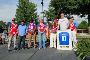 Mayor Alyia Gaskins presented Croatia’s technical director Stipe Pletikosa with a ceramic bowl representing the “strength and light” of the team and symbolizing hospitality. 