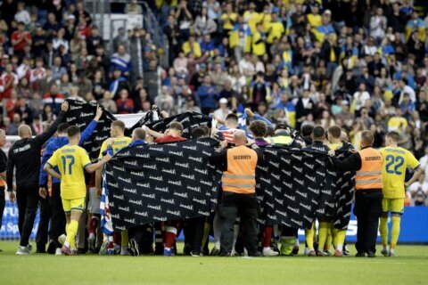 Futbolista que sufrió paro cardíaco en pleno partido en 2021 vuelve a desplomarse en la cancha