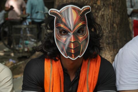 El increíble Partido de las Cucarachas salta de internet a las calles de India