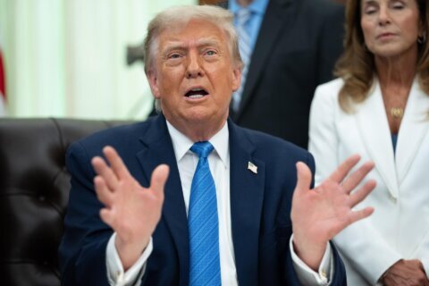 Trump llega a los 80 años mientras enfrenta crecientes dudas sobre su estado de salud