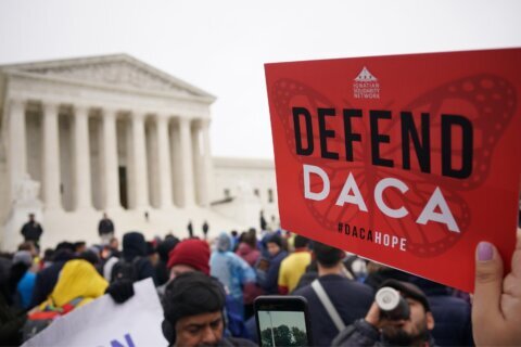 Demandan al gobierno de Trump por retrasos en las renovaciones de DACA