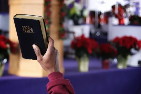 Un muerto y 22 heridos tras colapso de una carpa durante servicio religioso en Virginia
