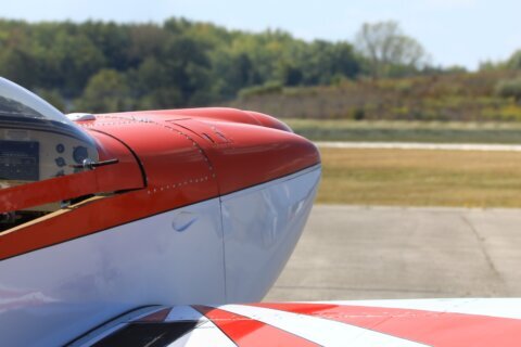 Tres jóvenes mueren luego de que una avioneta se estrellara en Bowie