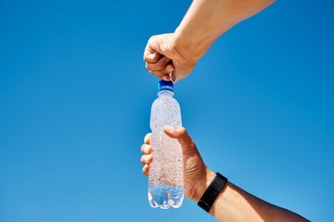 FIFA da marcha atrás: ahora permitirán botellas, pero con reglas específicas