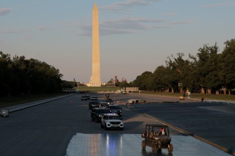 Trump dice que el estanque reflectante se ve ‘hermoso’ pese al presunto vandalismo