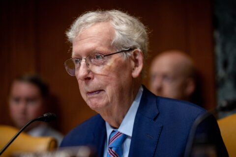 Hospitalizan al exlíder del Senado Mitch McConnell, según portavoz