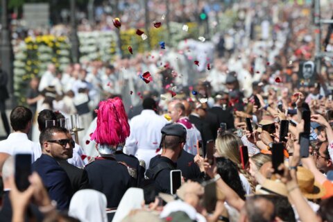 Un millón de personas sale a ver la procesión del Papa decorada con miles de flores