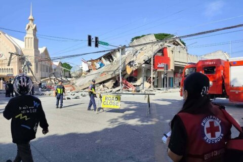 Sube la cifra de muertos en Filipinas tras terremoto de 7.8 de magnitud