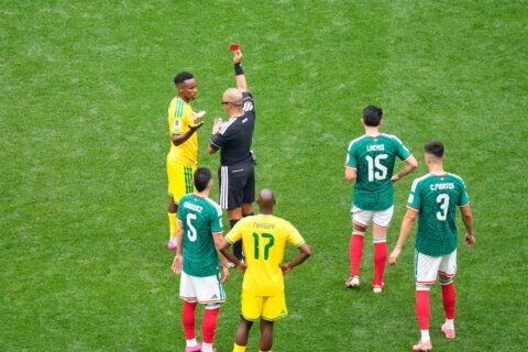 El partido inaugural del Mundial registra la mayor cantidad de tarjetas rojas en casi 20 años