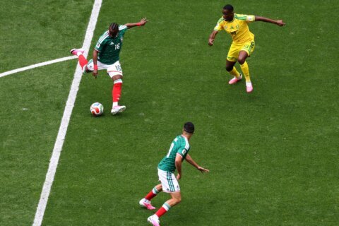 México presiona y Sudáfrica se salva gracias al portero y el poste