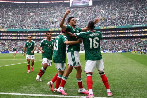 Cabezazo a quemarropa de Raúl fulmina a Sudáfrica y pone a México 2-0