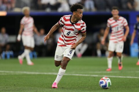 Por qué el futbolista estadounidense Tyler Adams está construyendo minicanchas en todo el país