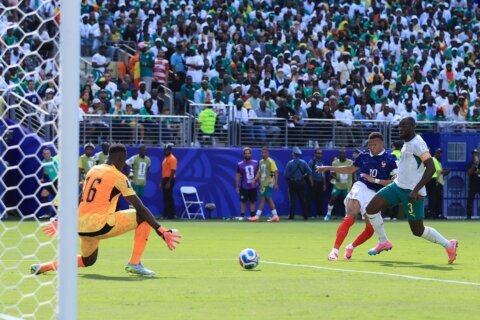 Kylian Mbappé se acerca al récord de goles en la Copa Mundial con un doblete ante Senegal