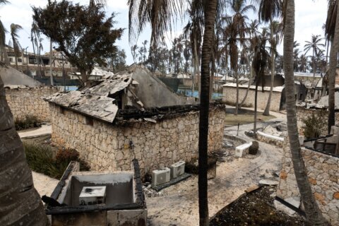 Incendio en resort de RD deja turistas varados; autoridades los ayudan a volver a casa