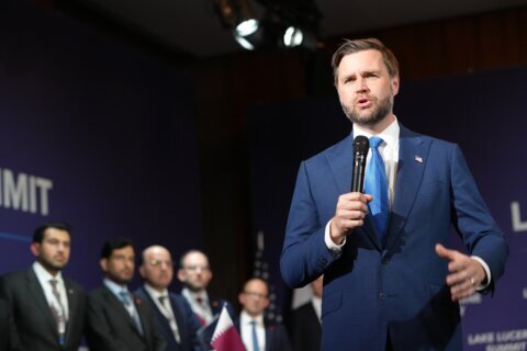 Vance dice que conversaciones con Irán en Suiza sentaron una “buena base’ para un acuerdo
