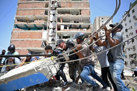 Continúan las labores de rescate en horas críticas para Venezuela; suben a 1,719 los muertos
