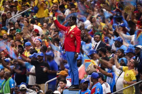 Increíble: Mboladinga, el fanático que mira los partidos como una estatua, sin moverse