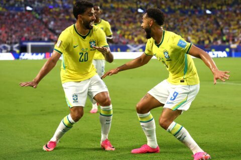 Brasil golea 3-0 a Escocia y termina primera en su grupo
