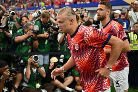 México derrota 2-0 a Ecuador y pasa a octavos de final