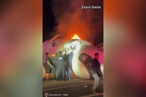 ‘Parecía una película’: accidente de avioneta en una autopista en Texas deja un muerto