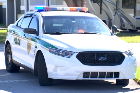 Arrestado tras la muerte de su padrastro; hallan un cuchillo, un hacha y una espada