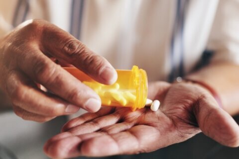 Alerta de la FDA: retiran miles de frascos de un popular medicamento para la presión arterial