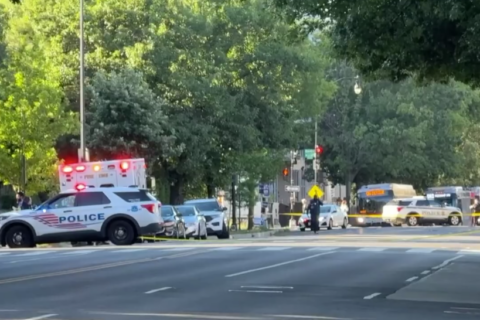 Hombre dispara contra mujer y escapa en Metrobus; luego es interceptado por la policía de DC