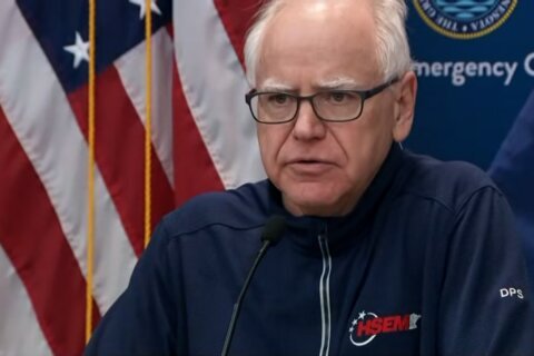 Juez dice que citaciones del gobierno de Trump a funcionarios estatales buscan “acosarlos”