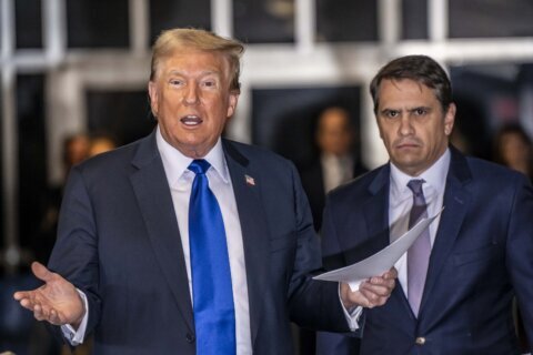 Trump nominará a su exabogado Todd Blanche a fiscal general en reemplazo de Pam Bondi