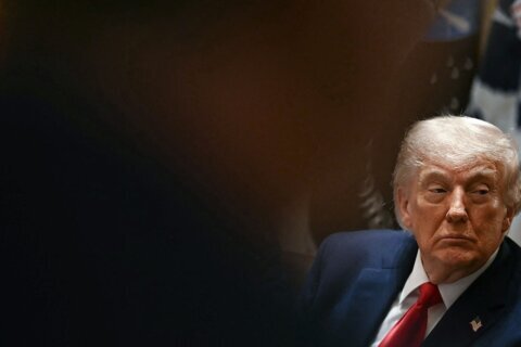Gobierno de Trump cumplirá con orden judicial de pausar fondo ‘antipolitización’